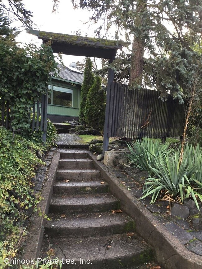 Foto del edificio - 3 br, 2 bath House - 2495 Columbia St.