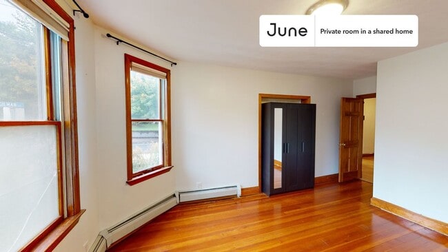 Building Photo - Room in Shared 5 bed/1 bath home