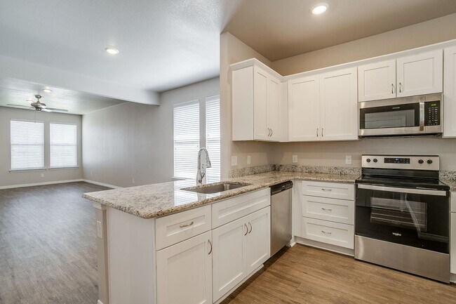 Foto del edificio - MOVE-IN READY!