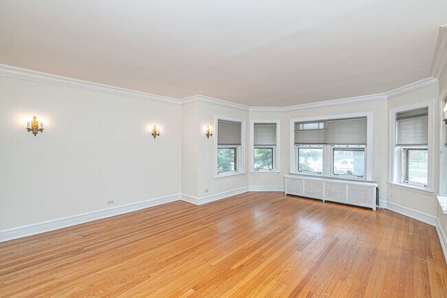 Building Photo - 124 N Austin Blvd