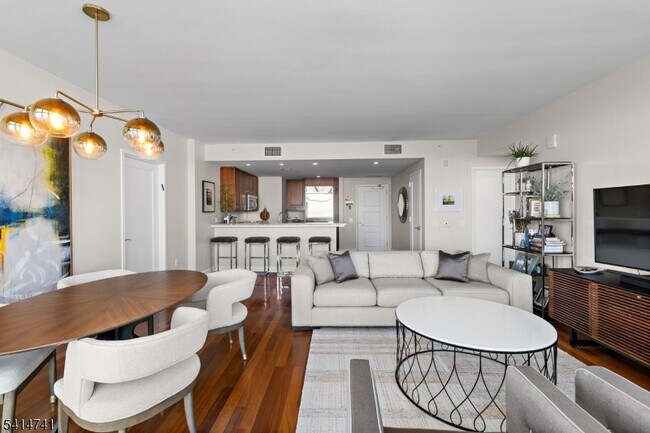 Foto del edificio - 8100 River Rd