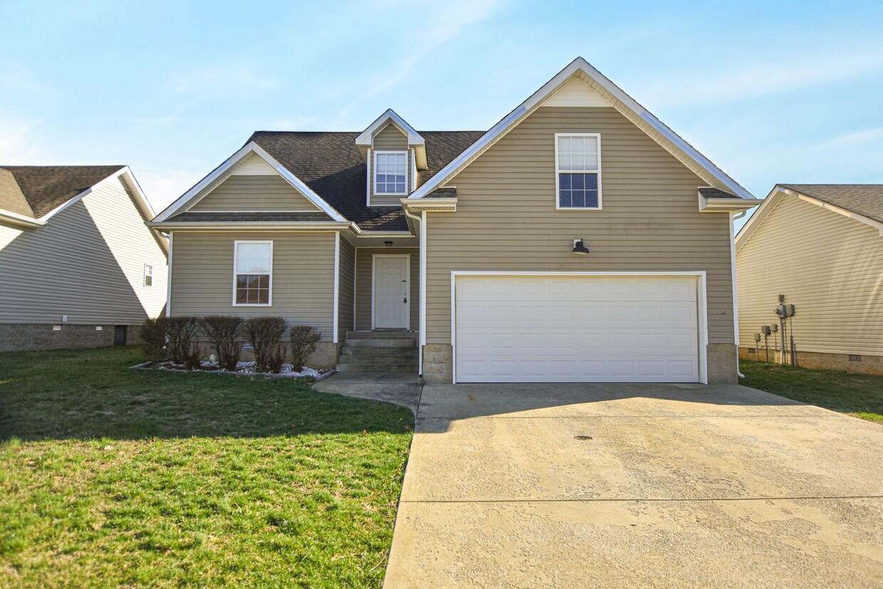 Primary Photo - Dog Friendly Three Bedroom with Bonus!