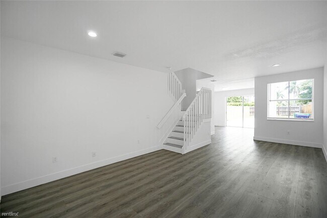 Foto del edificio - 3 br, 2.5 bath Townhome - 16909 SW 33rd Ct...