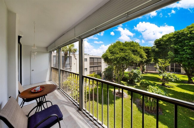 Foto del edificio - 5250 Las Verdes Cir