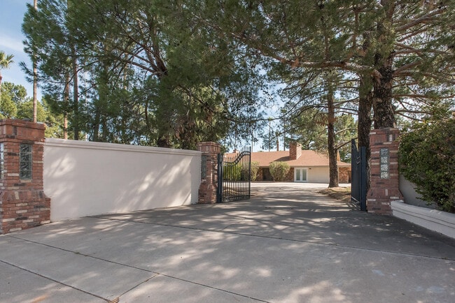 Building Photo - 1905 N Val Vista Dr