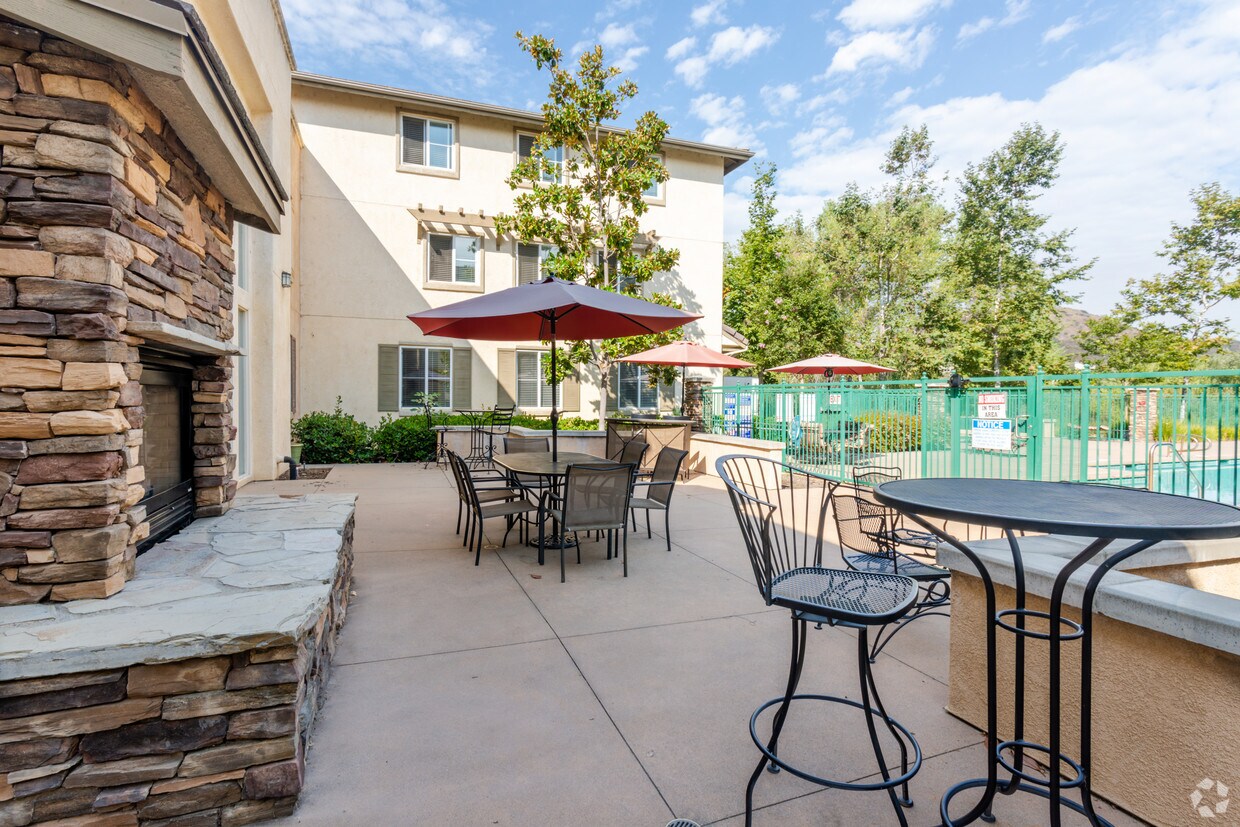 Royal Oaks Senior Apartments Rentals in San Marcos at 650 Woodward St