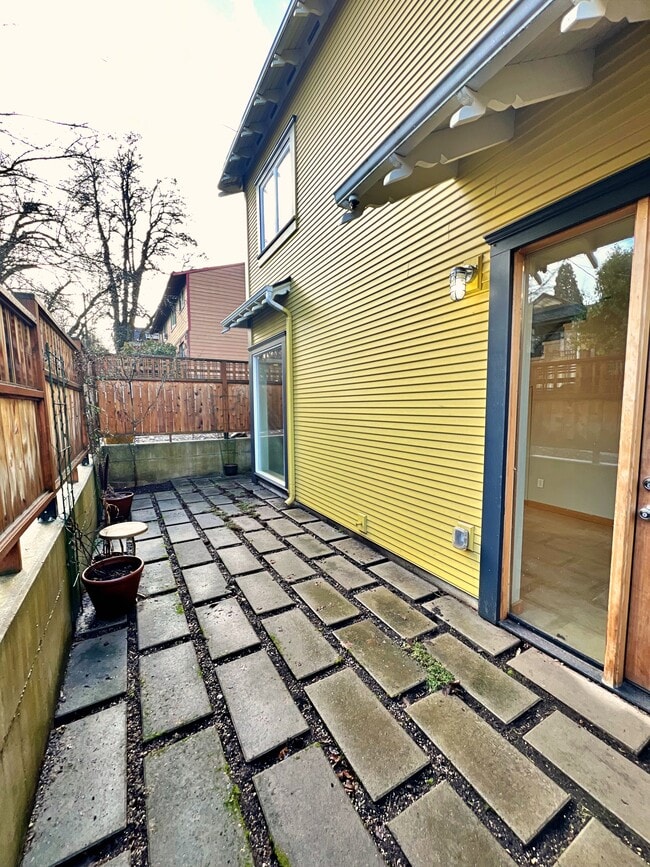 Building Photo - 417 SE 19th Ave