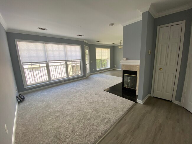 Foto del edificio - 8210 Catbird Cir