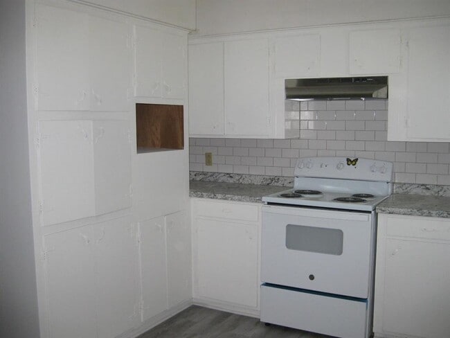 Building Photo - 603 W Church St