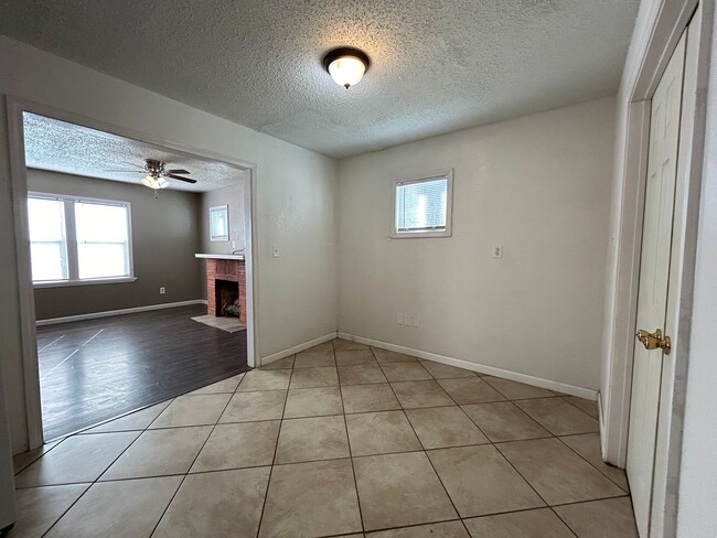 Building Photo - Beautiful 2 bedroom Home Near 19th & Quaker!