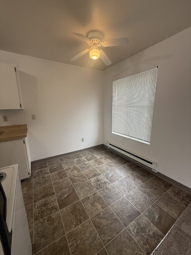 Building Photo - Cozy 1 Bedroom Condo Available For Immedia...