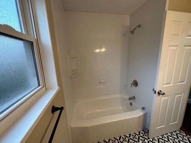 Building Photo - Updated 3 Bedroom/1 Bath Ranch Home in Flo...