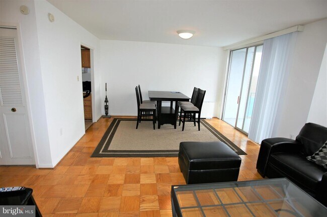 Foto del edificio - 10500 Rockville Pike