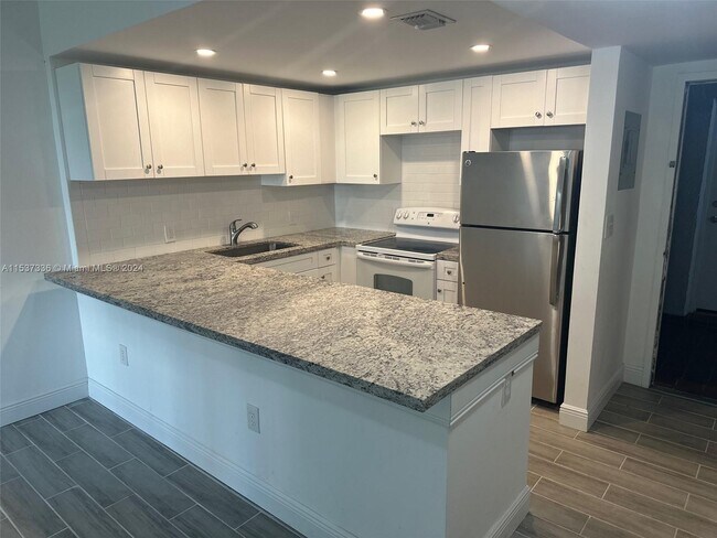 Foto del edificio - 100 Edgewater Dr