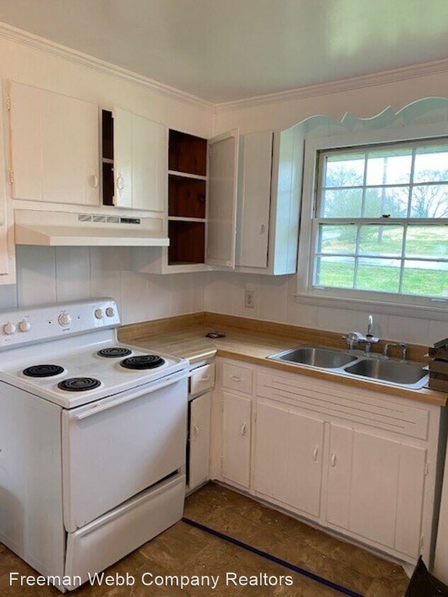 2 br, 1 bath House 412A Alta Loma Road House for Rent in