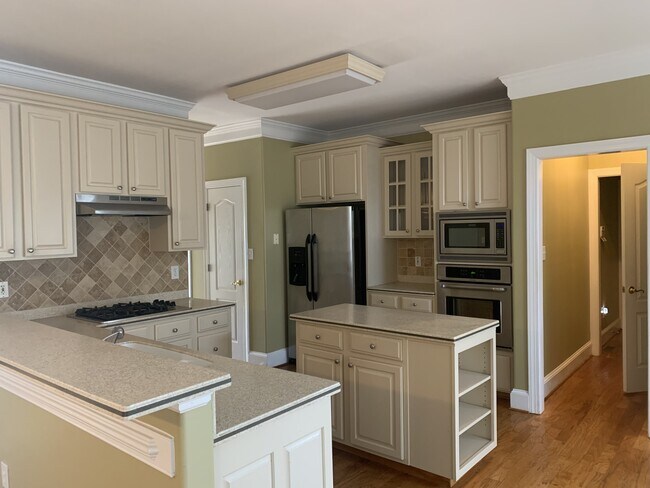 Building Photo - All Brick Beauty 4 Bedrooms and 2.5 Bathrooms