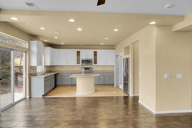 Building Photo - $2,500 - 4 Bed, 3.5 Bath Home in CO Springs with Great Community Amenities!