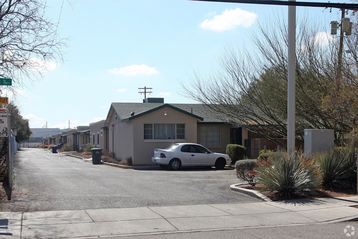 Foto principal - 2509-2573 N Crow Creek