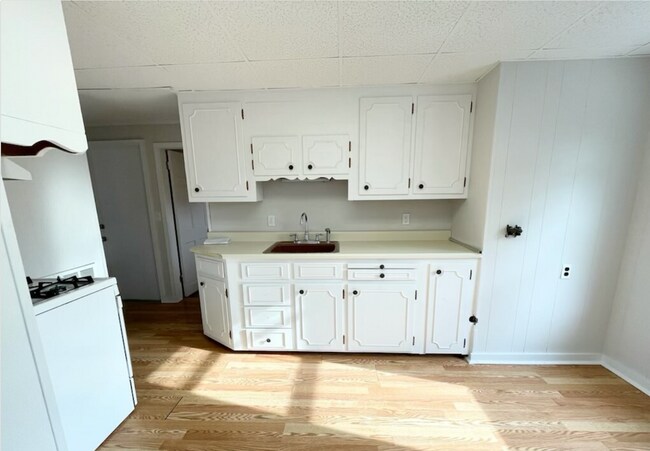 Building Photo - 103 Buttonwood St