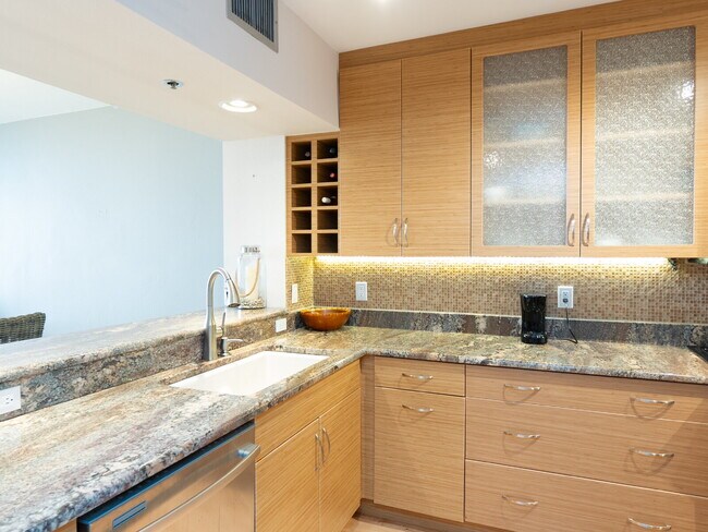 Building Photo - One of Longboat Key’s premier waterfront c...