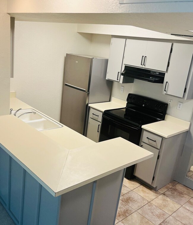 Building Photo - Gated 1 bedroom 1 bath condo in PRIME loca...