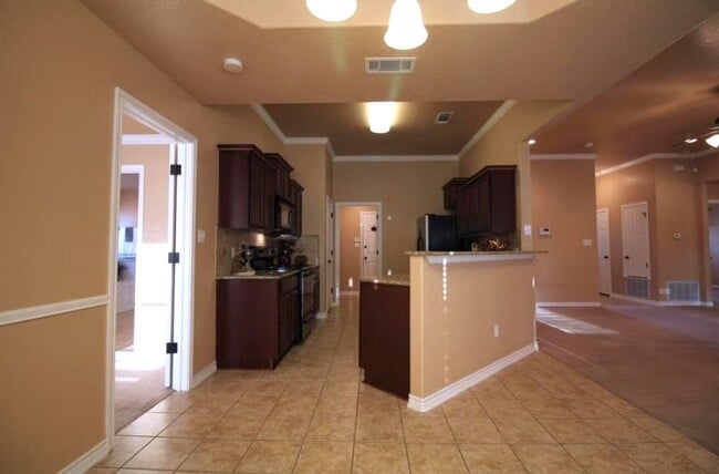 Foto del edificio - AVAILABLE NOW!