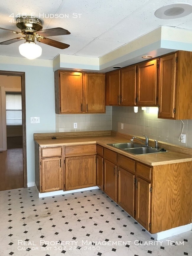 Foto del edificio - 4 Bed/1 Bath Home with Large Kitchen