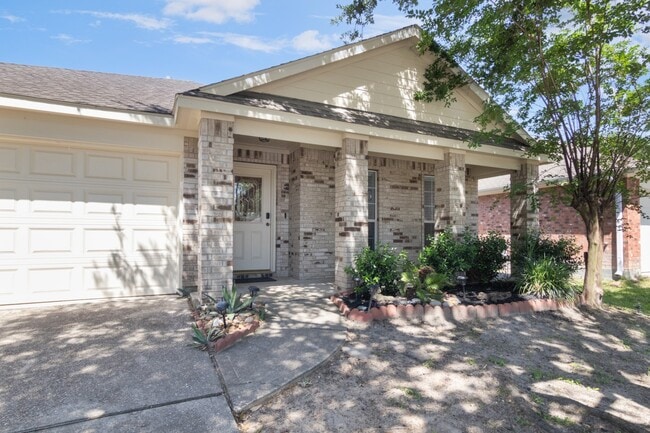 Building Photo - 32350 Cross Spring Park Ln