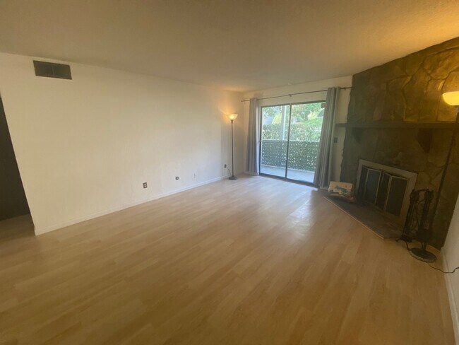 Foto del edificio - Beautiful 1 Bedroom Condo Across from Buck...
