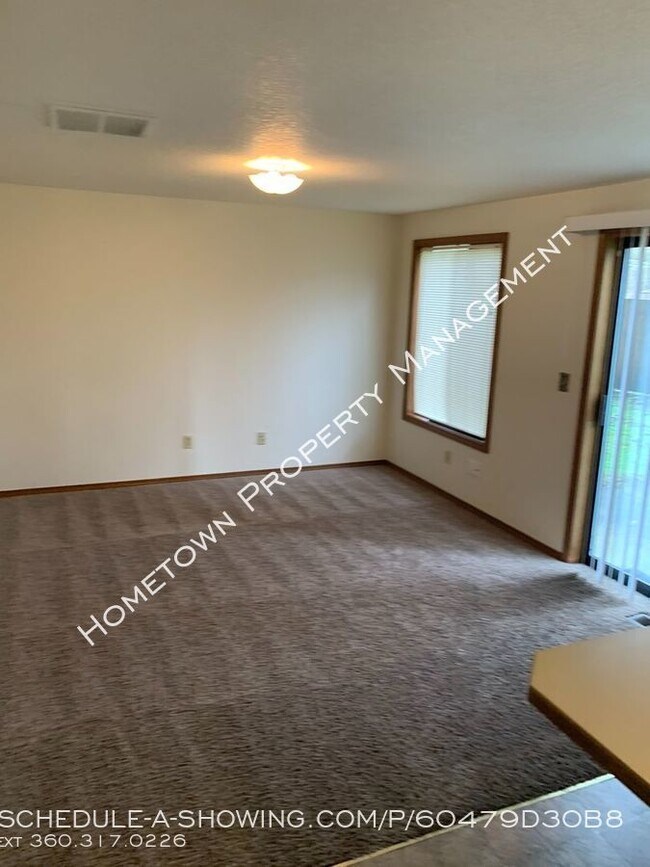 Building Photo - Lake Forest Home Available NOW!