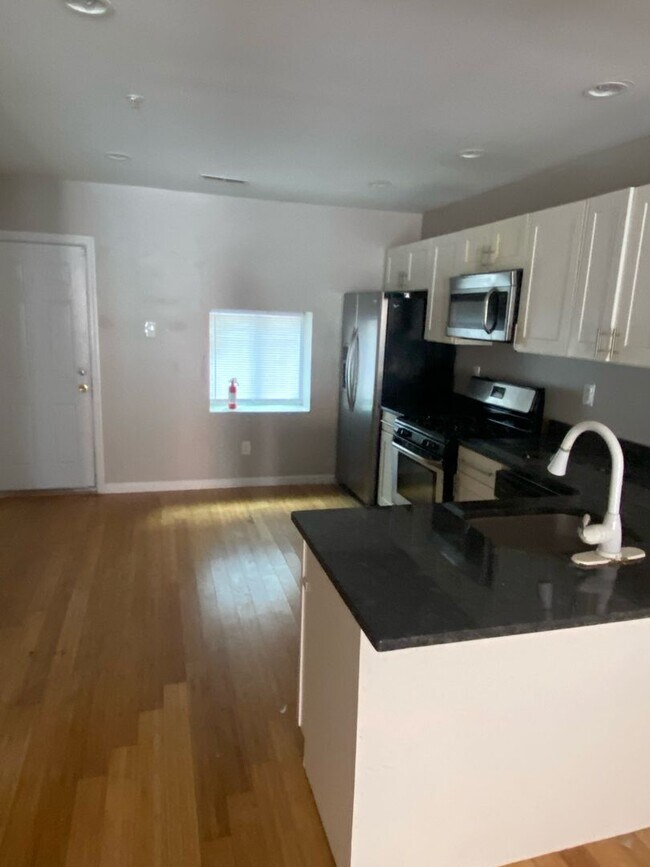 Building Photo - AMAZING 3 BEDROOM HOUSE IN NORTH PHILADELP...