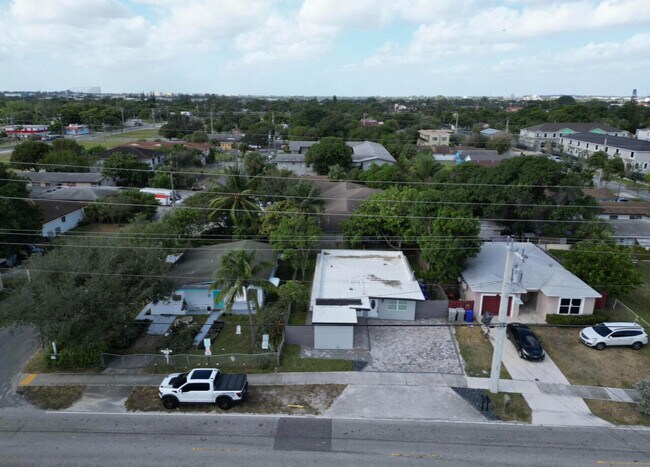 Building Photo - 707 NW 3rd Ave