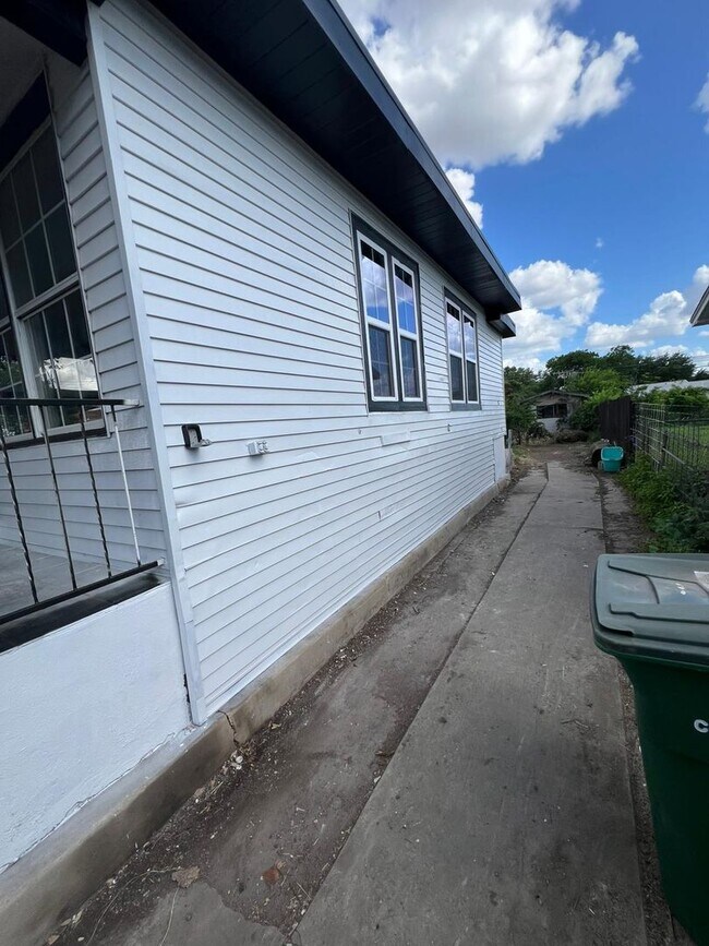 Foto del edificio - FOR RENT – 3 Bed / 1 Bath Home in San Anto...