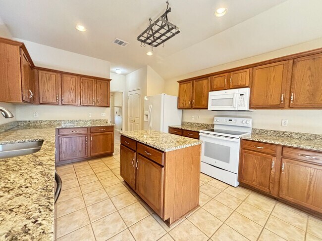 Foto del edificio - Spacious 4-Bedroom Gem Near Randolph AFB w...