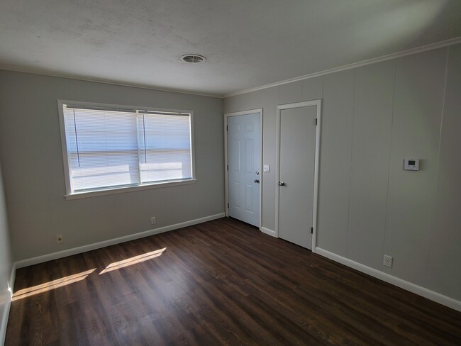 Building Photo - 307 SE Avondale Ave
