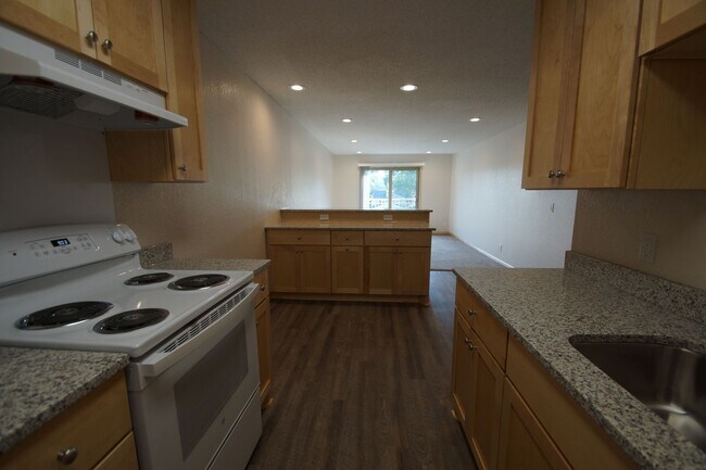 Foto del edificio - Newly Renovated Top-Floor One-Bedroom with East-Facing Balcony