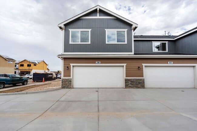Foto del edificio - 3 bed/2.5 bath townhome w/attached 2-car garage