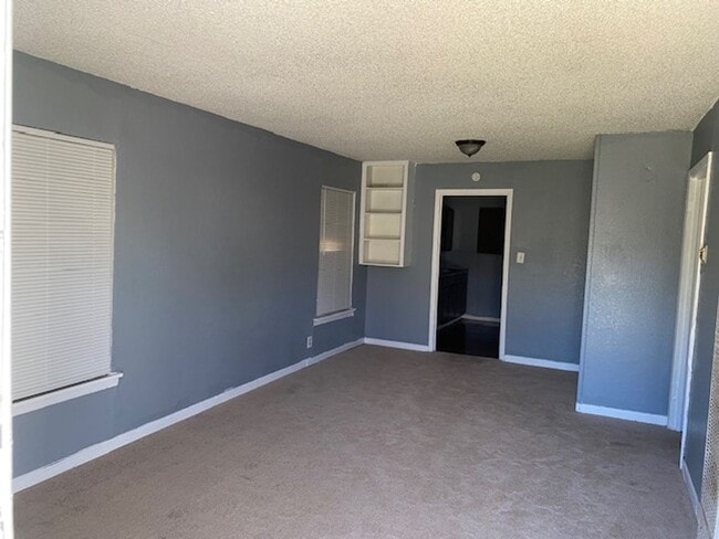 Building Photo - 2 BED 1 BATH HOUSE FOR LEASE