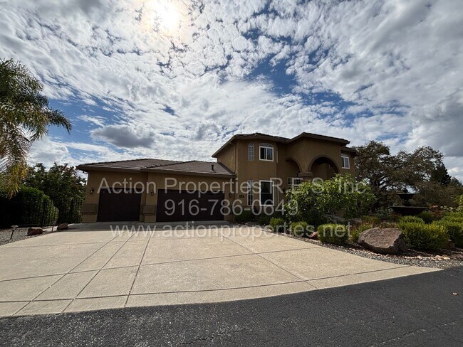 Foto del edificio - Gorgeous Villa - 3 Bed, 2.5 Bath - Beautiful Views - Highly Desirable Neighborhood!