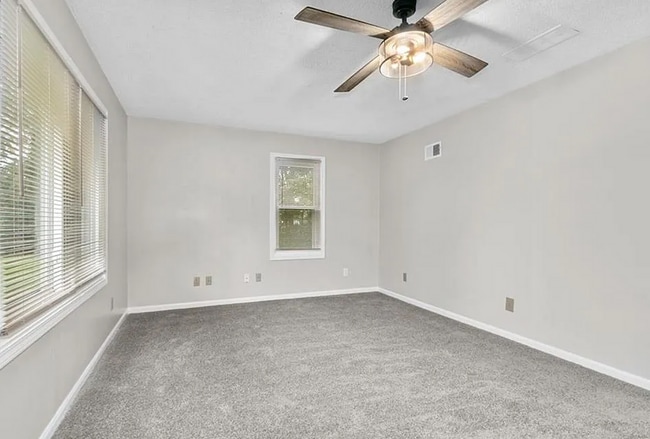 Foto del edificio - Updated 2 Bed Home with Large Attached Garage
