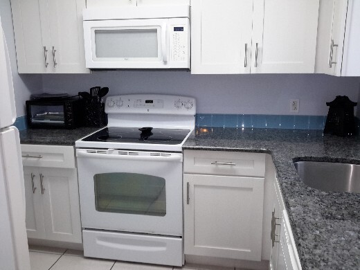 Building Photo - Furnished 2/2 with private patio