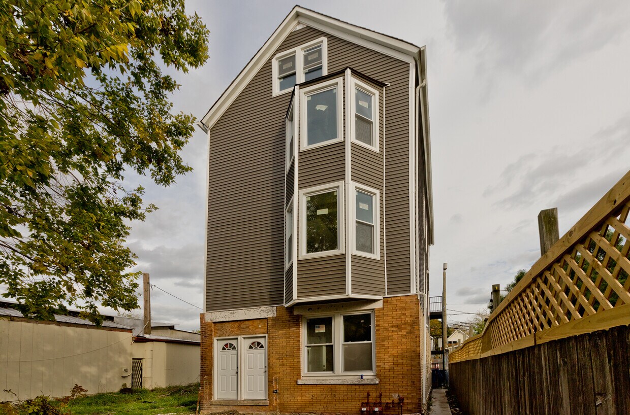 Primary Photo - 1747 N Spaulding Ave