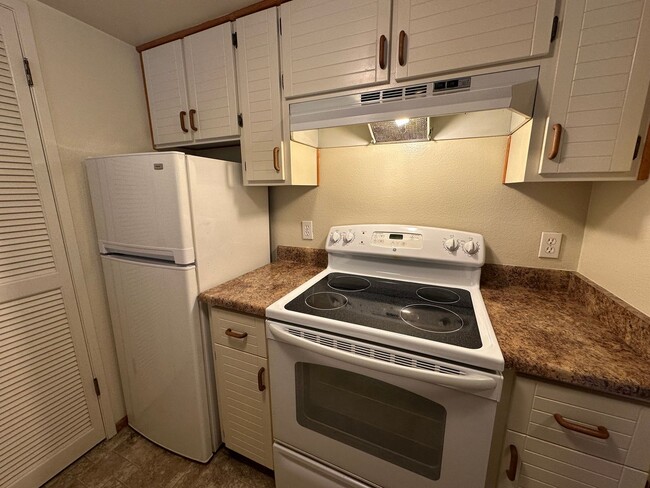 Building Photo - Cute and Cozy 1 Bedroom Condo in Gated Tim...