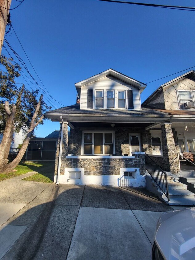 Foto principal - 915 S Front St