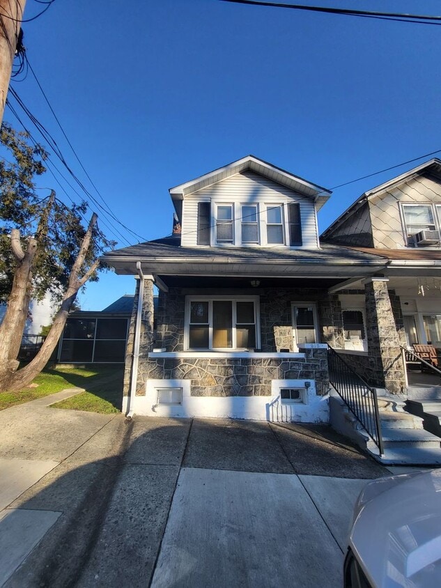 Primary Photo - 915 S Front St