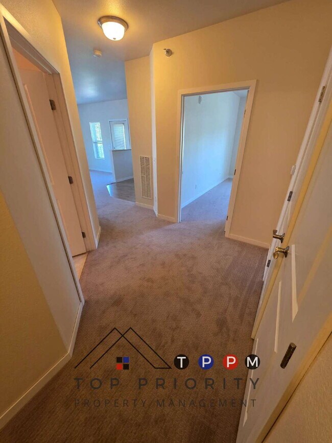 Foto del edificio - 2 Bedroom | 1 Bathroom 2nd Floor Apartment...