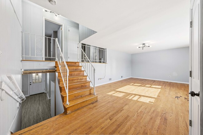 Foto del edificio - Huge House With Oversized Bedrooms!