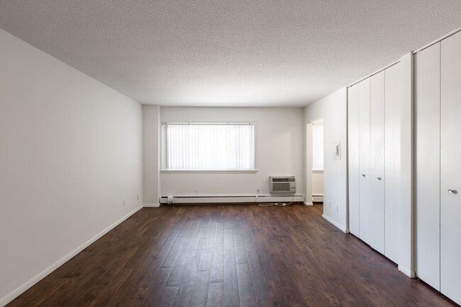 Interior Photo - 242 West Franklin Ave