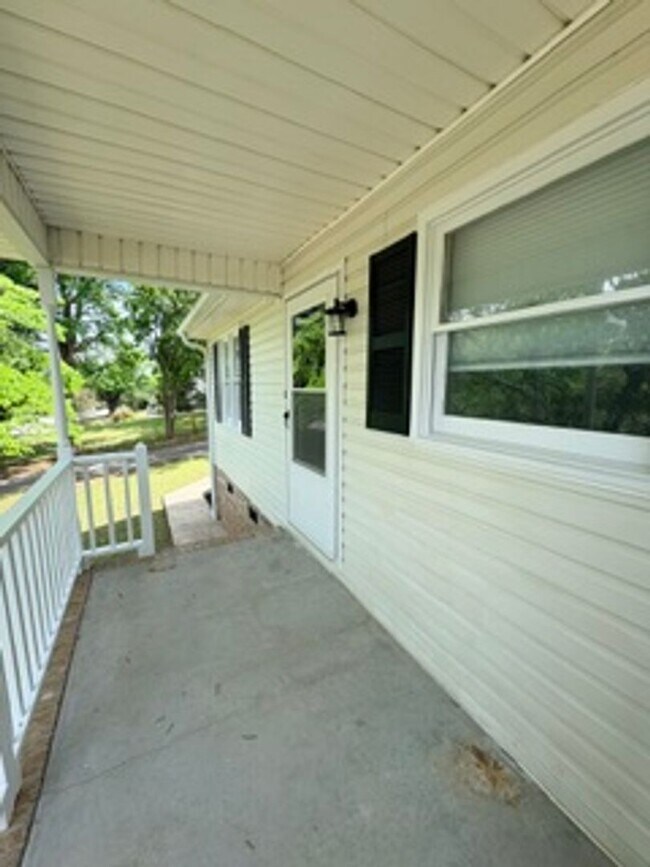 Foto del edificio - Totally Renovated Bungalow Located in Quiet Neighborhood Yet Close to Everything!
