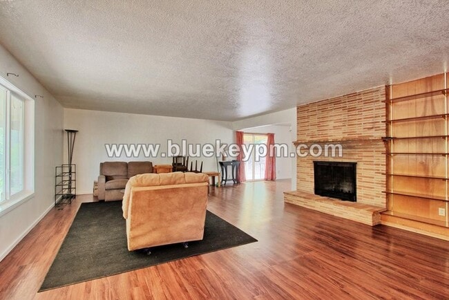 Foto del edificio - 5 Bedrooms, 2.5 Bathrooms Home in Oregon City